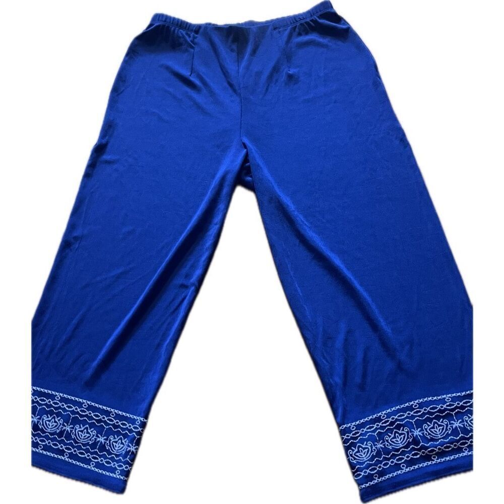 Chico’s Travelers Embroidered Cropped Chico’s Size 1 (Women’s 8)